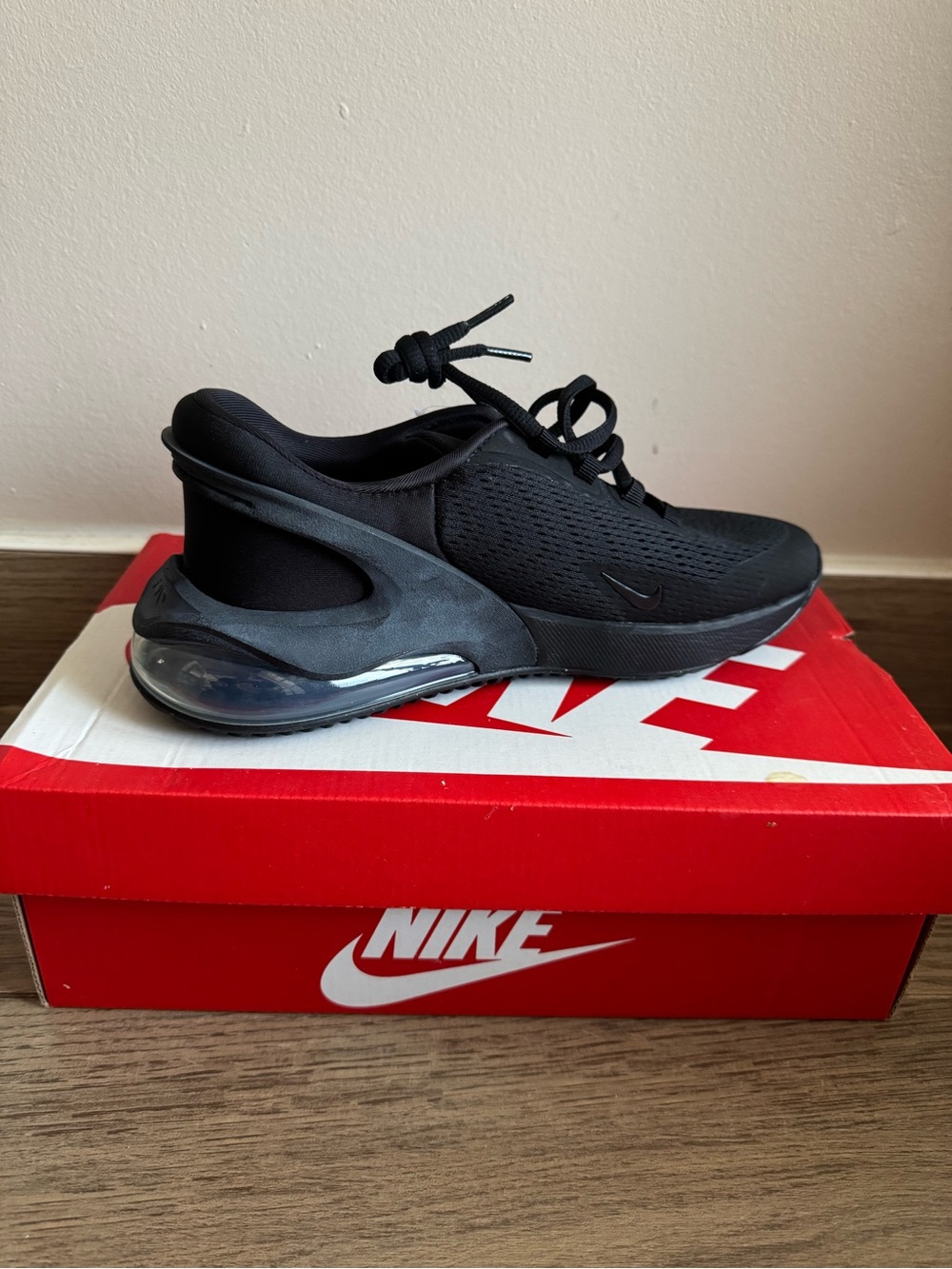 Nike 270 - Picture 2 of 2